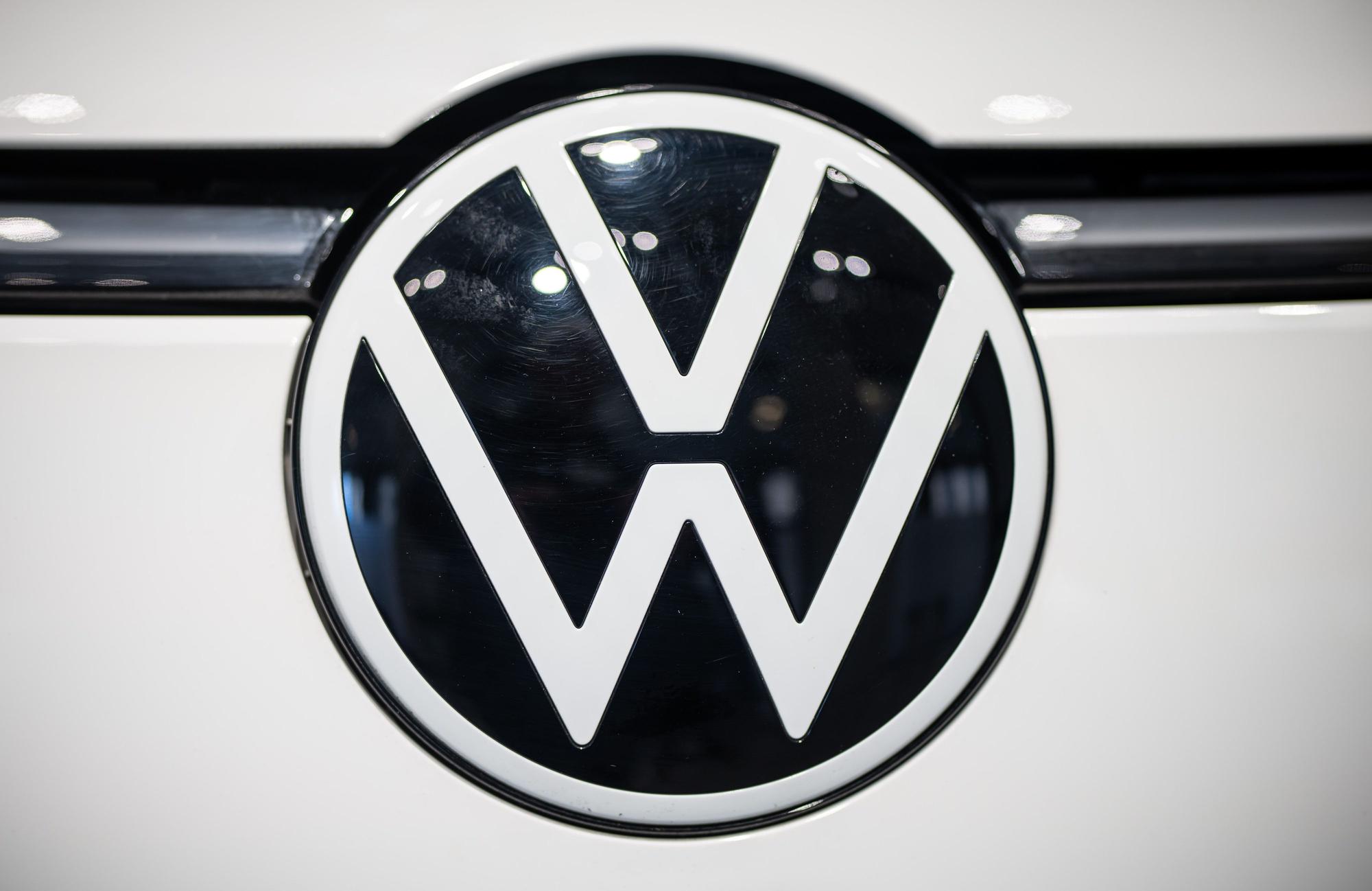 Das VW Logo an einem I.D. Buzz ist vor der Volkswagen AG Jahres Pressekonferenz zu sehen.