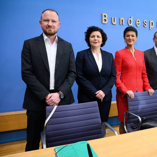Sahra Wagenknecht (3.v.l.) steht zusammen mit Christian Leye (v.l.n.r.) Amira Mohamed Ali, Shervin Haghsheno, Thomas Geisel und Fabio de Masi bei der Vorstellung der Partei „Bündnis Sahra Wagenknecht - für Vernunft und Gerechtigkeit“ (BSW) in der Bundespressekonferenz.
