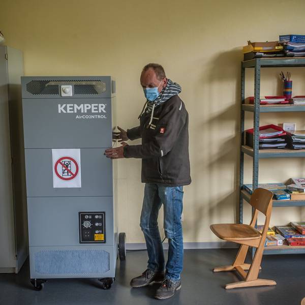 Luftfilter in einer Burscheider Schule mit Hausmeister Dirk Adams
