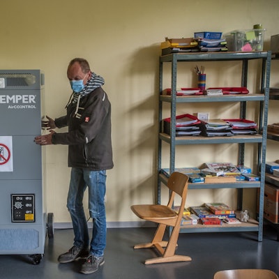 Luftfilter in einer Burscheider Schule mit Hausmeister Dirk Adams