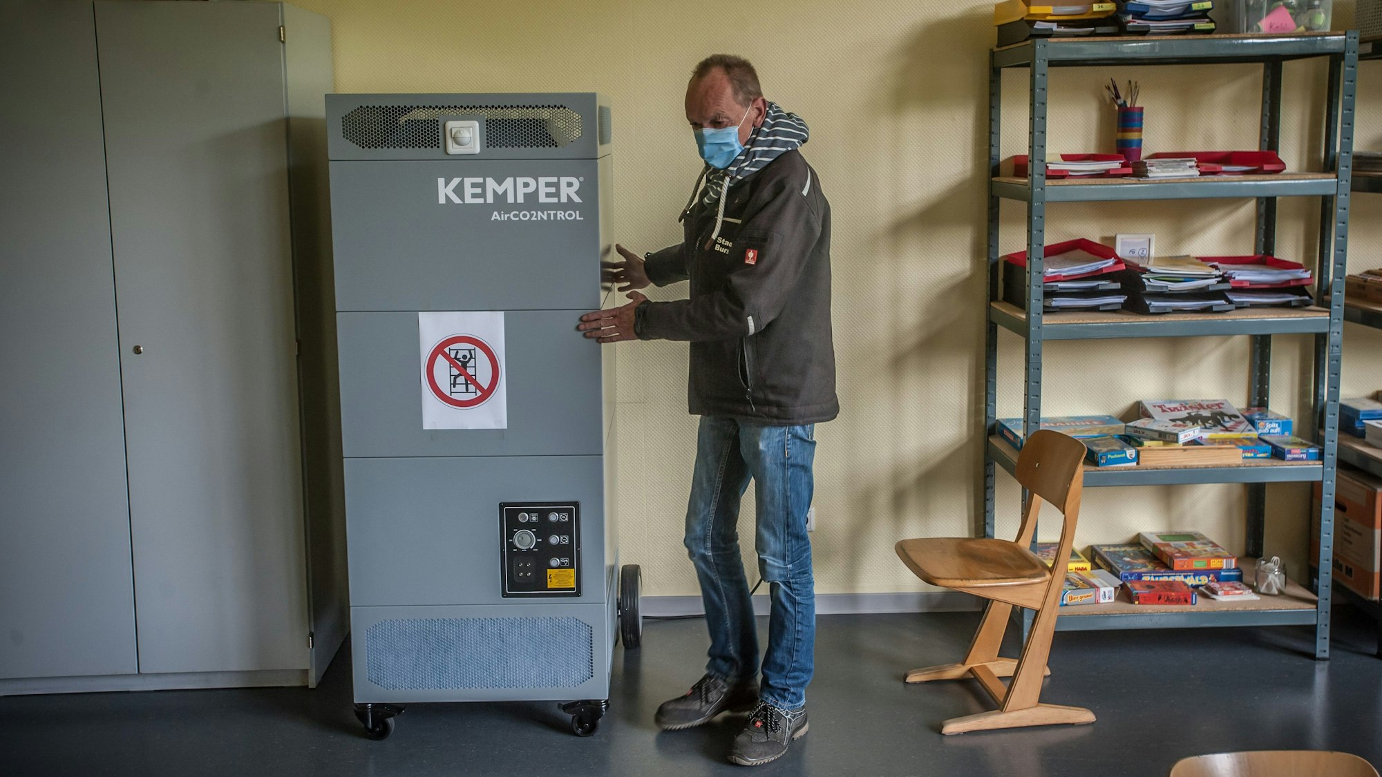 Luftfilter in einer Burscheider Schule mit Hausmeister Dirk Adams