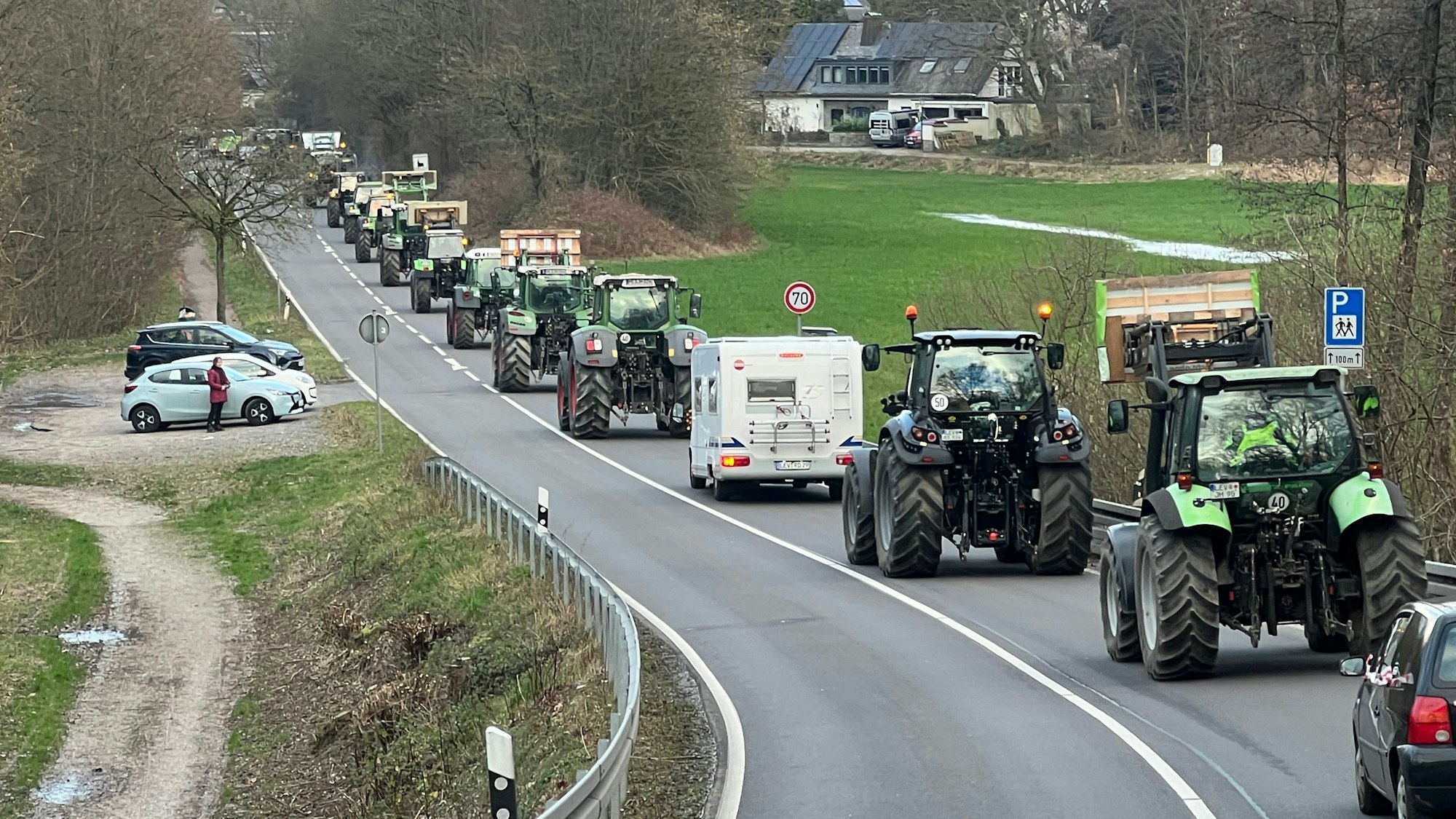 Der Demozug ist unterwegs in Richtung Leichlingen.