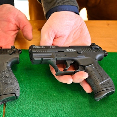 Zwei Pistolen auf der Ladentheke, nur die linke ist scharf.