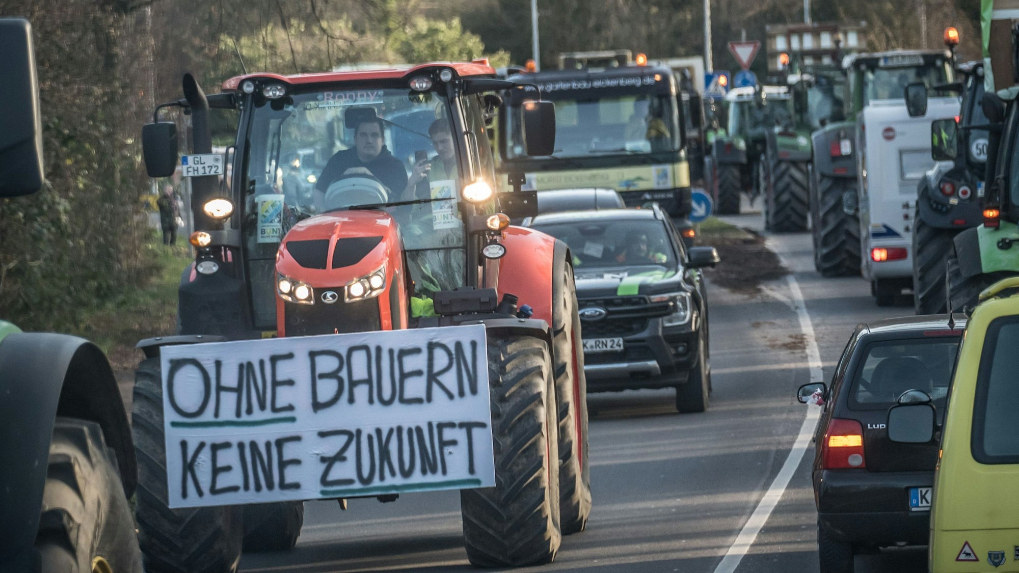 Bauern aus der Region organisieren eine Protestfahrt zu mehreren Parteizentralen in Leichlingen und Leverkusen.