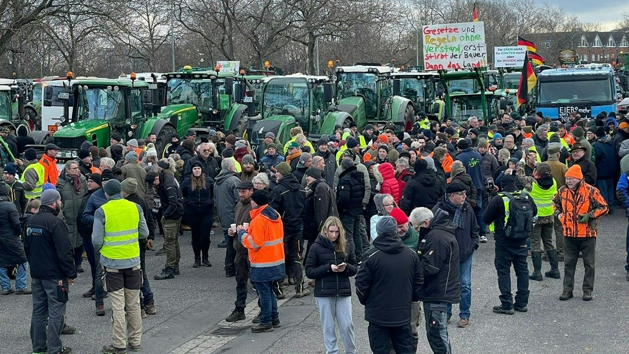 Der Platz der Kundgebung in Euskirchen füllt sich.