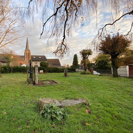 Zu sehen ist der ehemalige Kierberger und im Hintergrund die Kirche des Stadtteils.