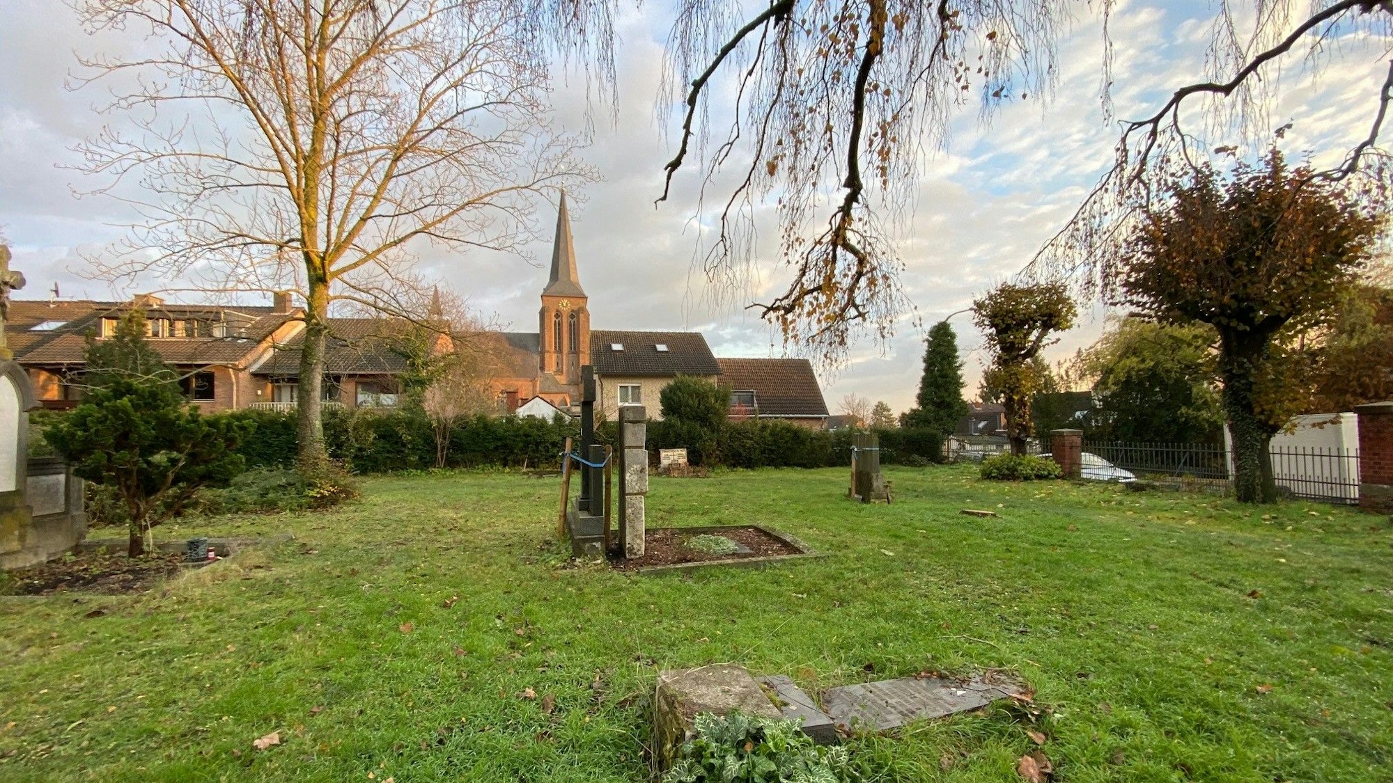 Zu sehen ist der ehemalige Kierberger und im Hintergrund die Kirche des Stadtteils.