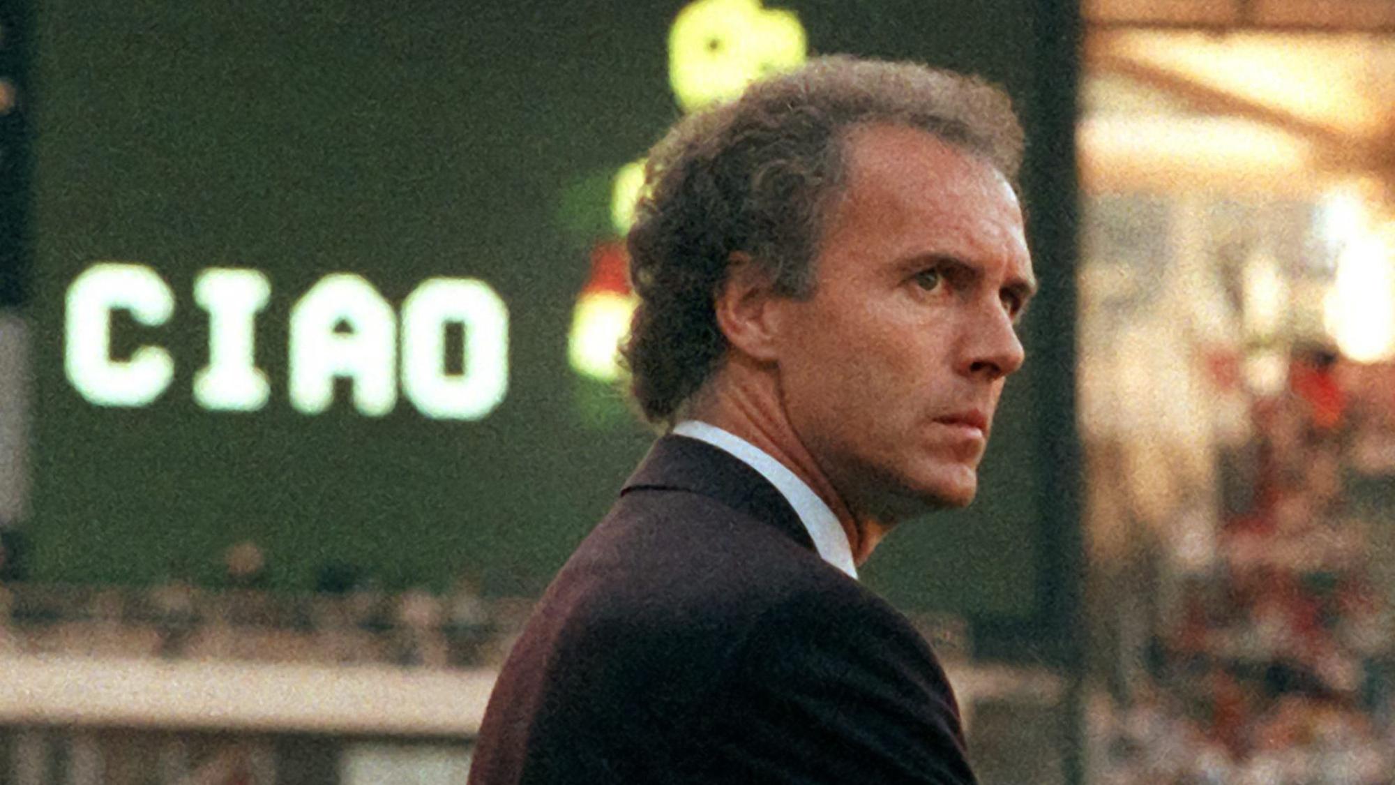 Rom am 8.7.1990: Franz Beckenbauer am Rand des Spielfeldes im Olympiastadion.