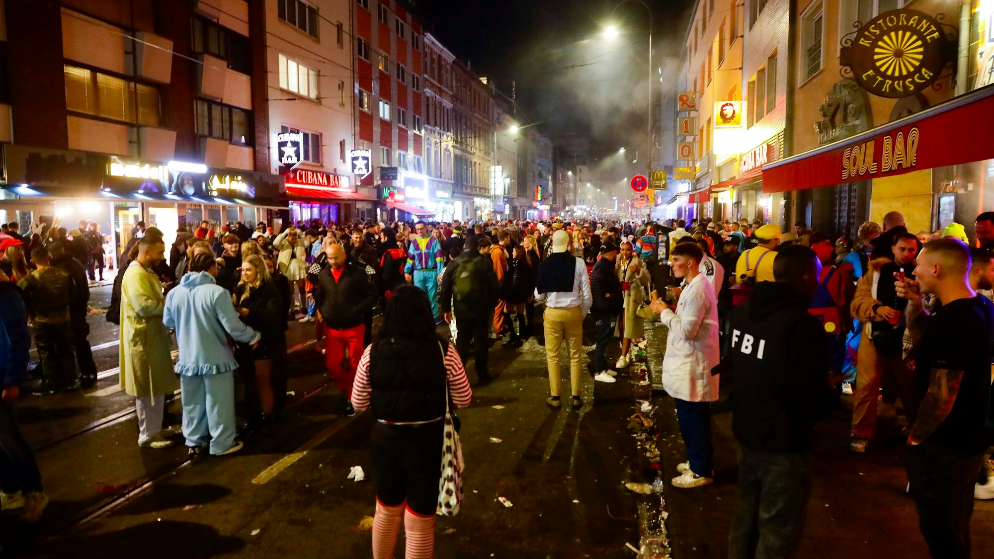 Die Zülpicher Straße am Abend des 11.11.