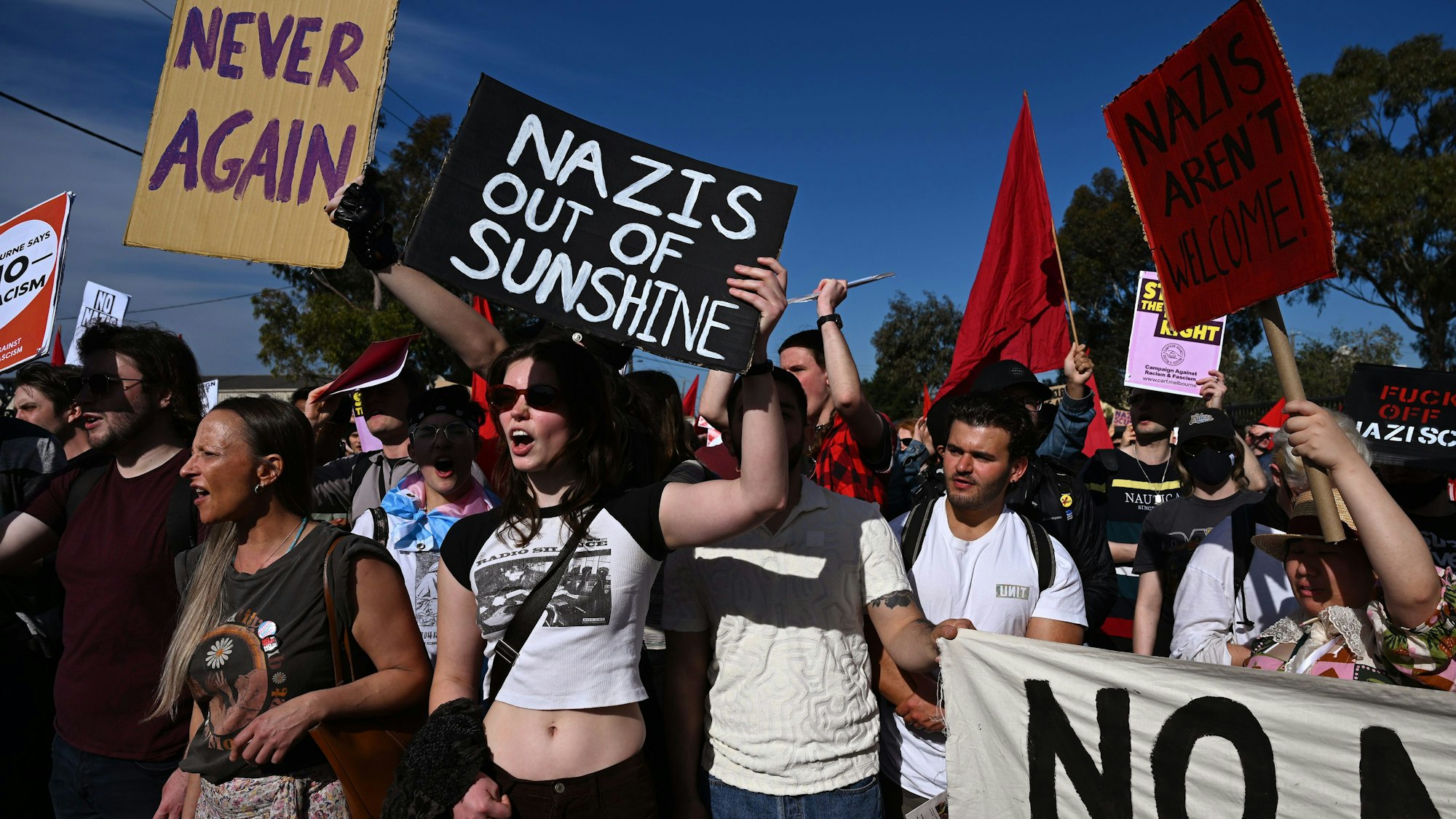 ARCHIV - 23.09.2023, Australien, Melbourne: Demonstranten skandieren während einer Demonstration «Vertreibe die Nazis aus Melbourne». Australien stellt die Verwendung des Nazi-Grußes sowie den Verkauf von NS-Symbolen ab sofort unter Strafe. Ein entsprechendes Gesetz trat am 08.01.2024 in Kraft. Foto: James Ross/AAP/dpa +++ dpa-Bildfunk +++