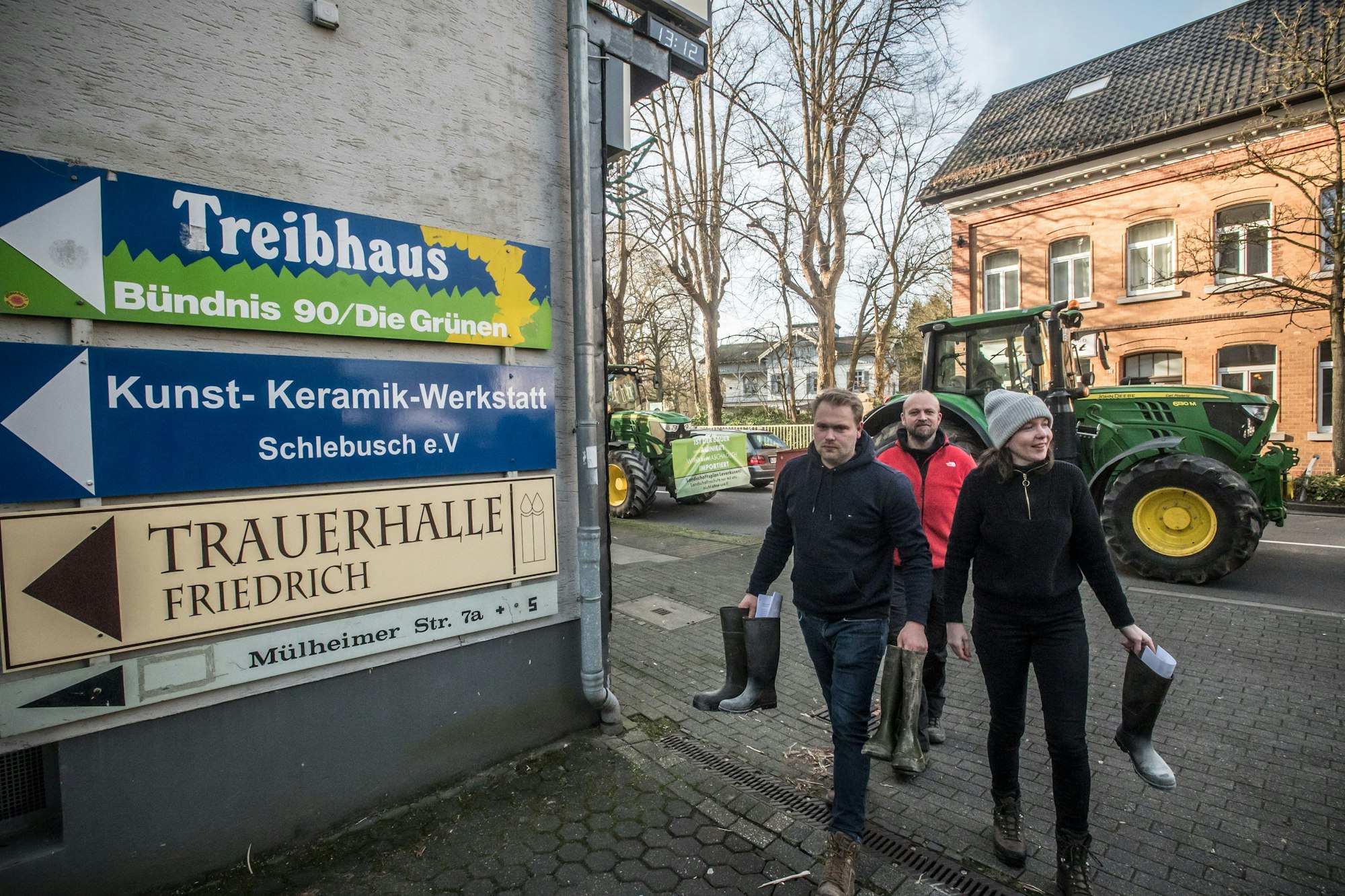 Die Organisatoren des Protestzugs um Anne Wieden (r.) bringen die Gummistiefel zur Grünen-Parteizentrale in Schlebusch.