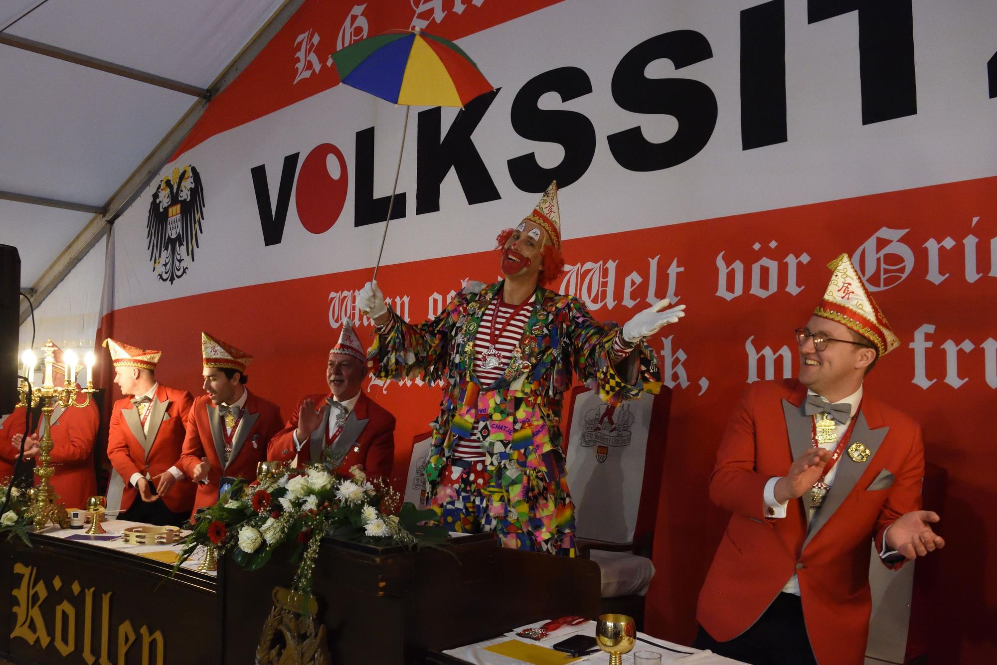 Swen Schmitz steht als Lappenclown inmitten des Elferrats bei der Zeltsitzung der KG Alt-Köllen.