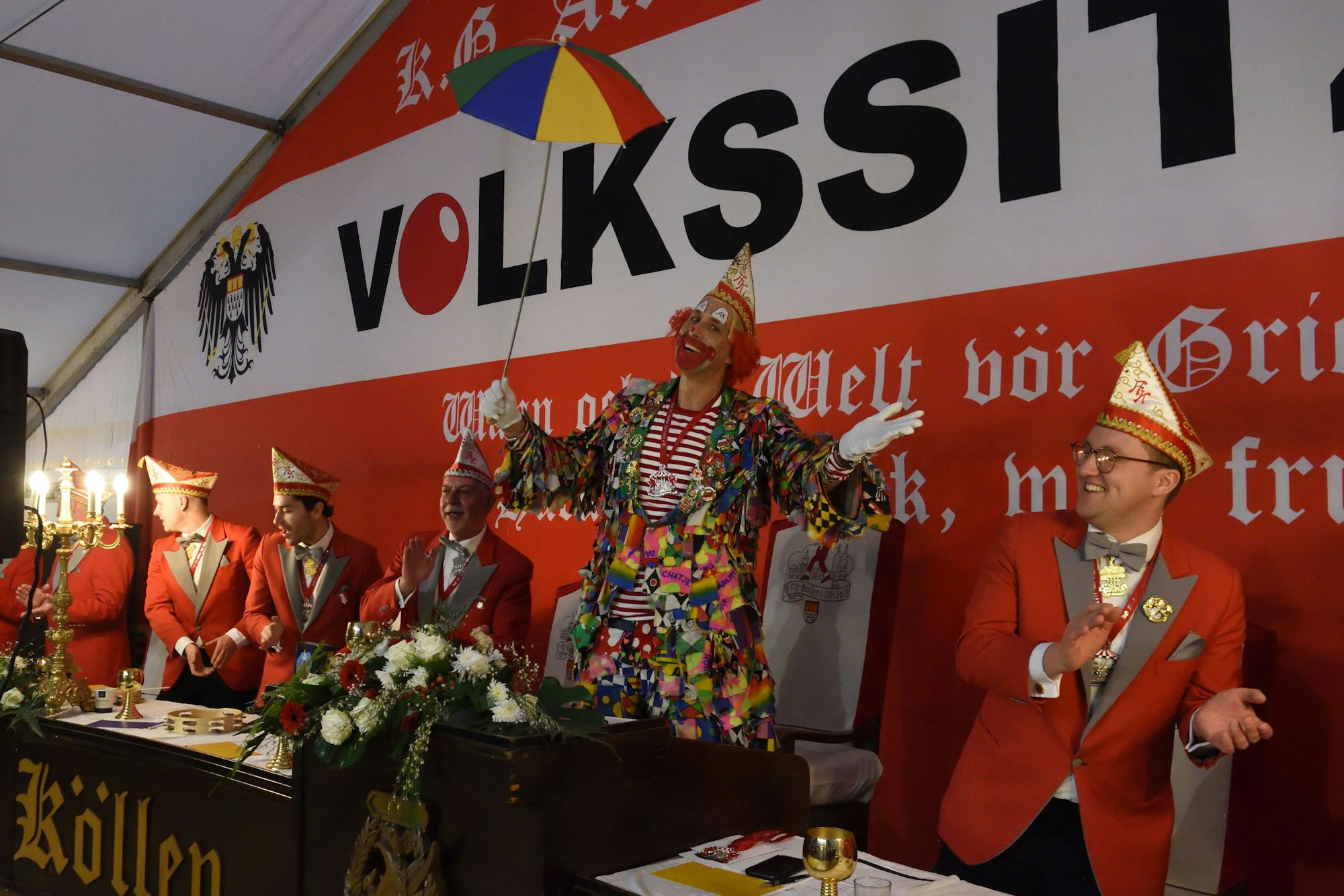 Swen Schmitz steht als Lappenclown inmitten des Elferrats bei der Zeltsitzung der KG Alt-Köllen.