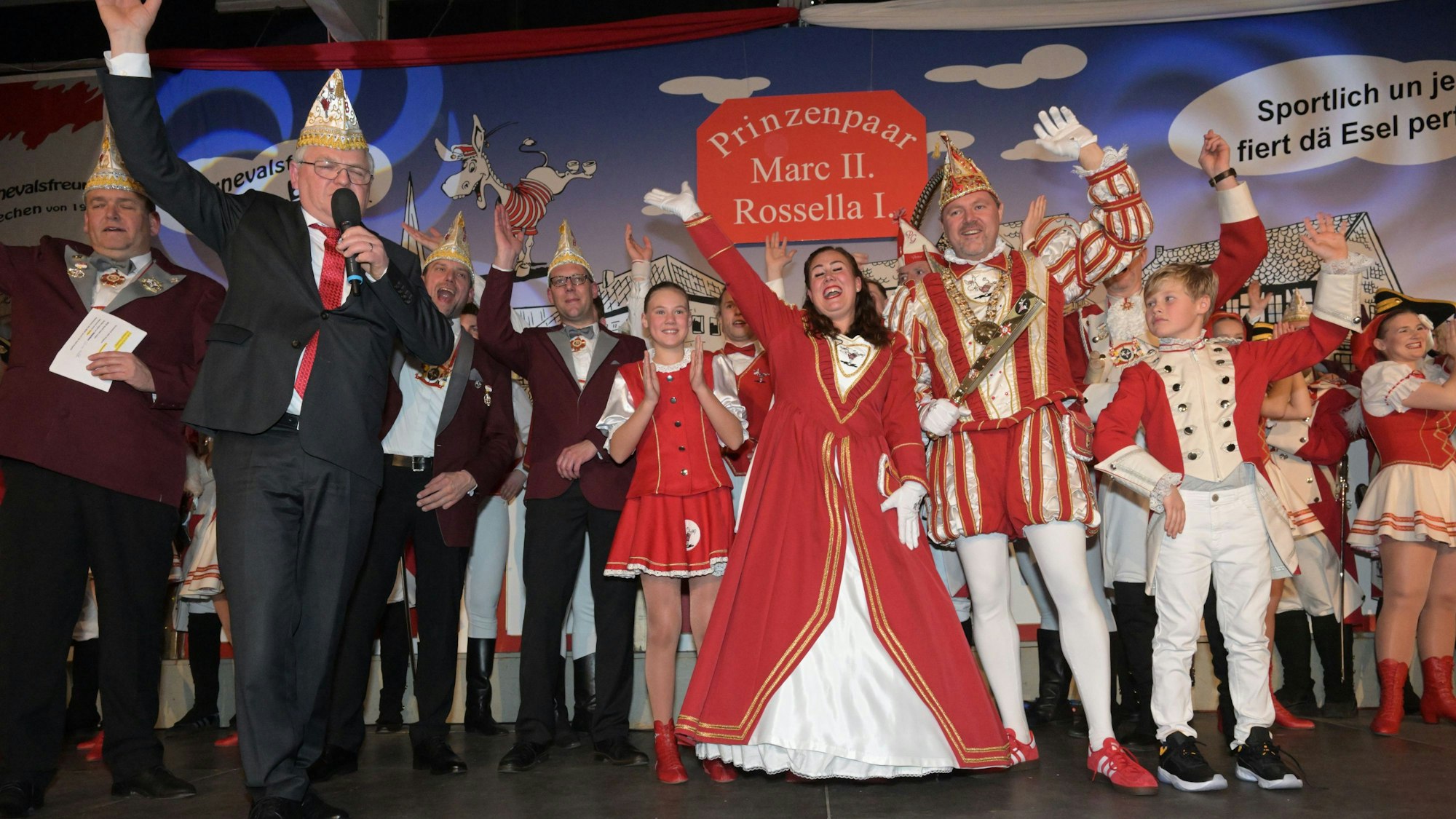 Sehen ihrer Herrschaft fröhlich entgegen: Prinz Marc II. und Prinzessin Rossella von Bechen, neben Bürgermeister Heider.