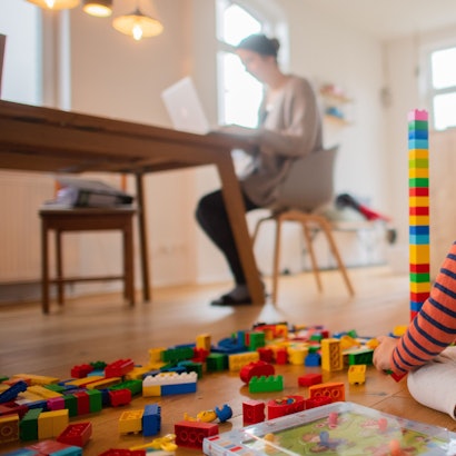 ARCHIV - Ist der Nachwuchs krank, können auch Eltern, die im Homeoffice arbeiten, Kinderkrankentage nehmen. Foto: Julian Stratenschulte/dpa/dpa-tmn - Honorarfrei nur für Bezieher des dpa-Themendienstes +++ dpa-Themendienst +++