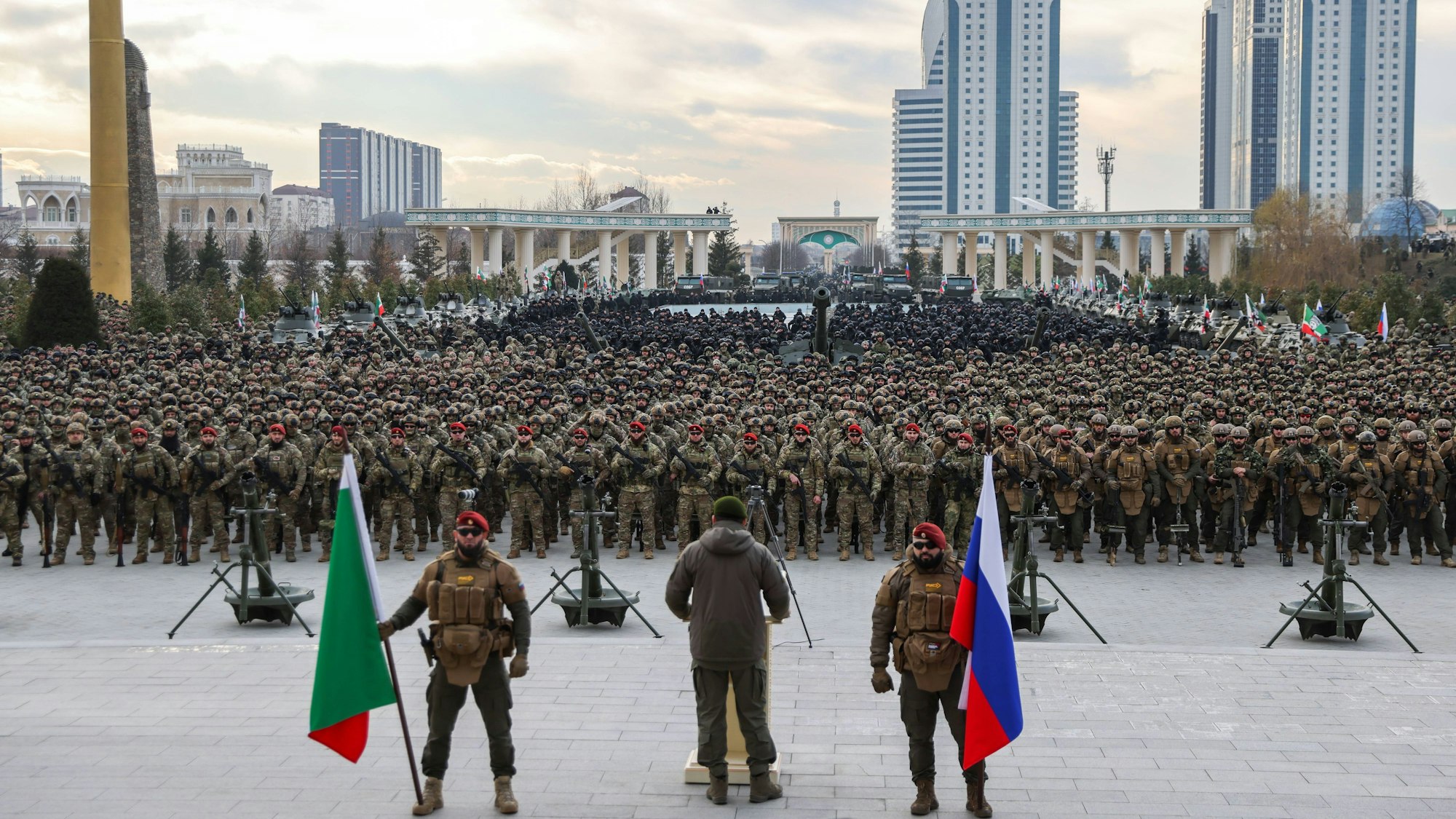 Ramsan Kadyrow lässt in Grosny seine Truppen aufmarschieren – und empfängt dann den verurteilten amerikanischen Sexualstraftäter Scott Ritter. Der ehemalige US-Geheimdienstoffizier verbreitet bereits seit Jahren russische Propaganda.