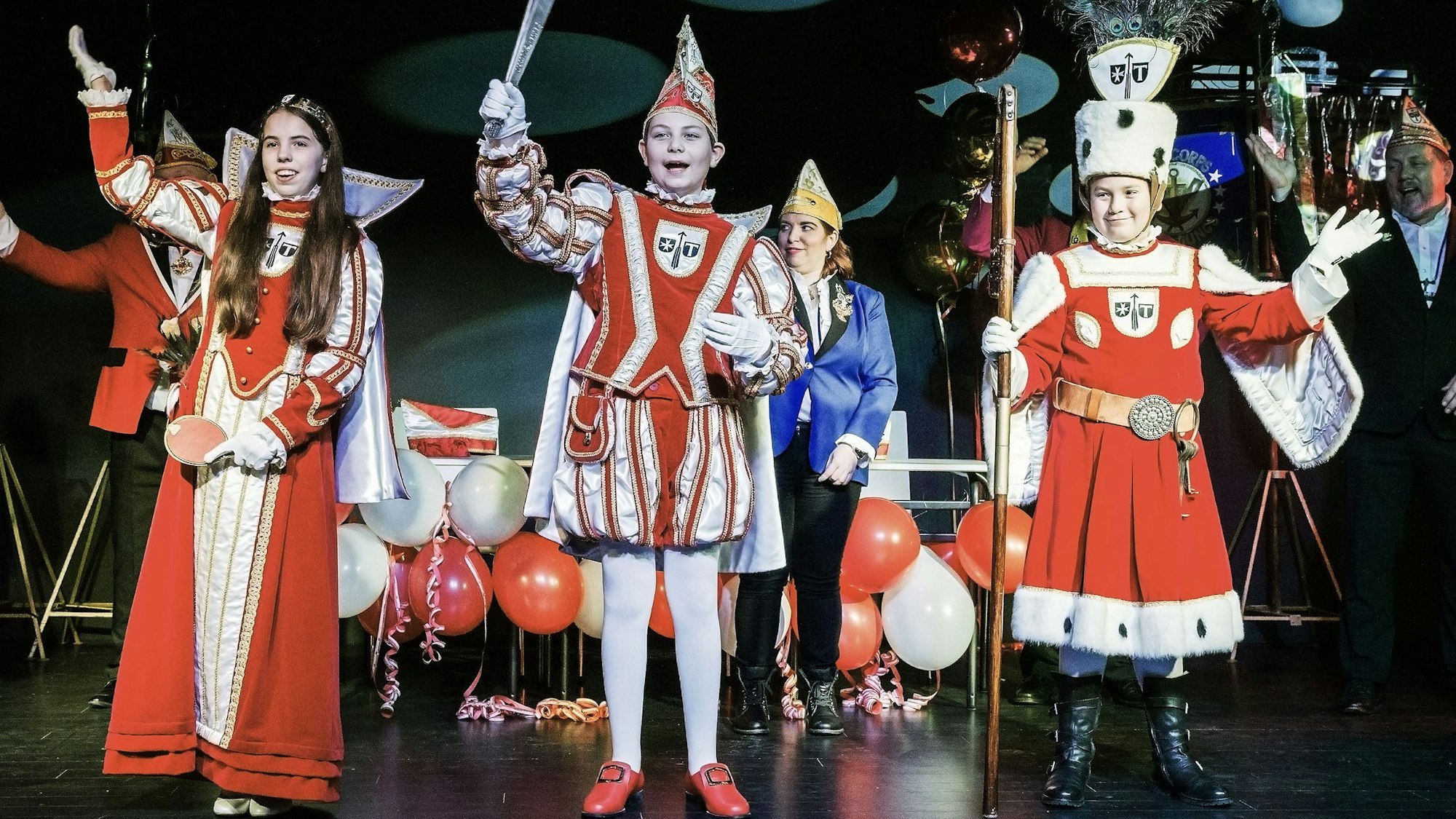 Prinzessin Inga (Wißner), Prinz Paul I. (Paul Luca Pfahl), Bauer Max (Max Alexander Velarde Canales) begrüßen das jecke Volk.