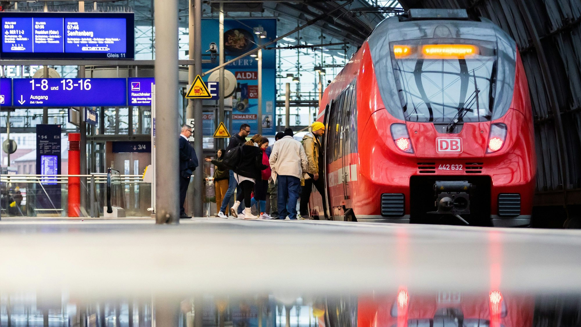 Ein Regionalzug hält am Berliner Hauptbahnhof.