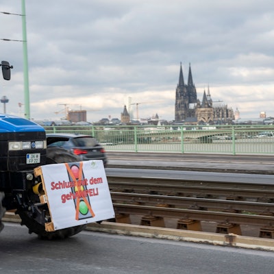 Bauern blockieren mit ihren Traktoren die Severinsbrücke.