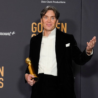 Cillian Murphy präsentiert im Presseraum bei den 81. Golden Globe Awards den Preis für die beste Leistung eines Schauspielers in einem Kinofilm, Drama, für ‚Oppenheimer‘.