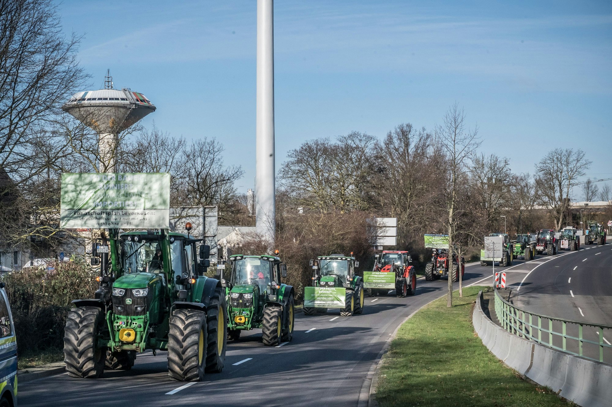 Bauern aus der Region organisieren eine Protestfahrt zu mehreren Parteizentralen in Leichlingen und Leverkusen. Foto: Ralf Krieger