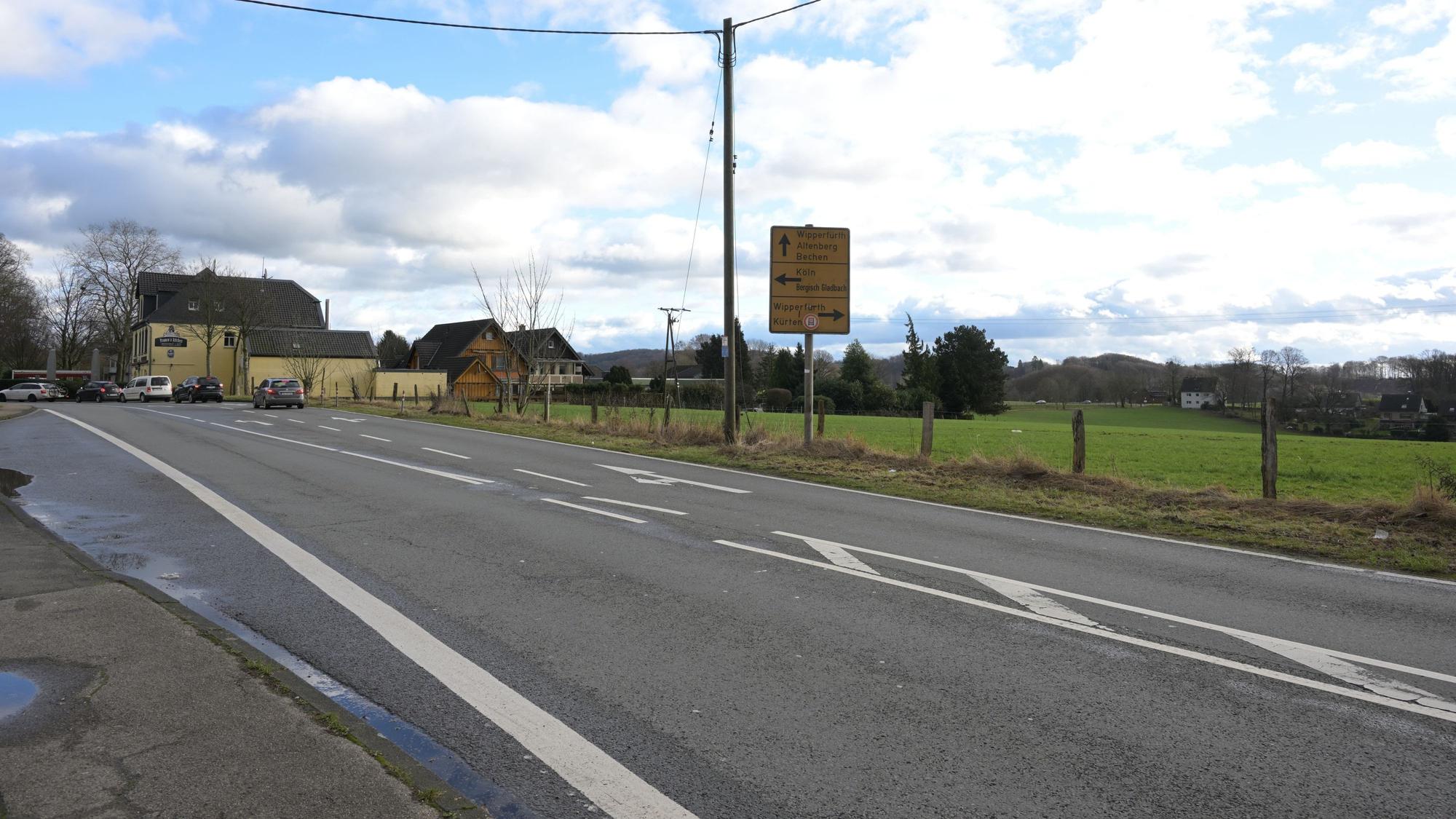 Die Wiese an der Bensberger Straße in Spitze könnte für Flüchtlinge genutzt werden.