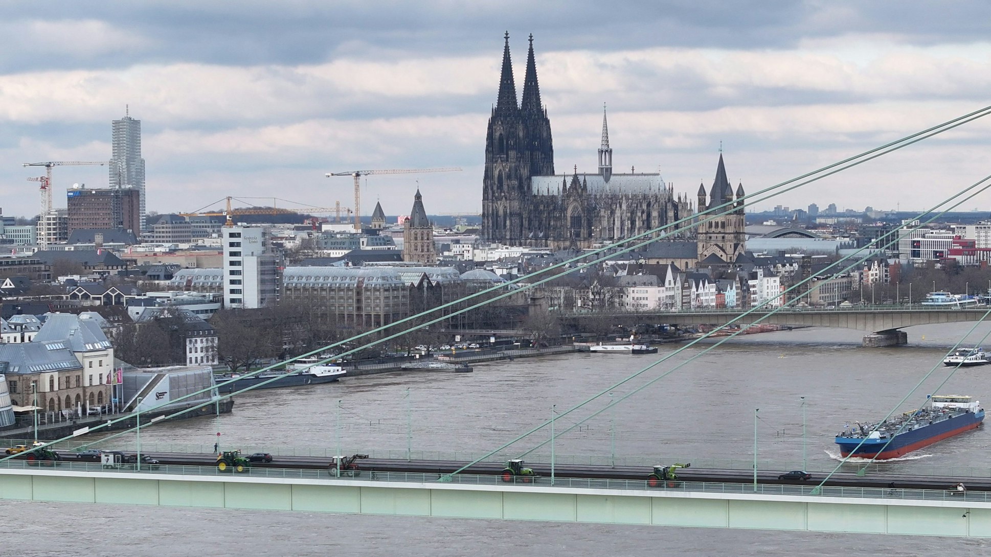 Bauern fahren mit ihren Traktoren über die Severinsbrücke (Luftaufnahme mit einer Drohne).