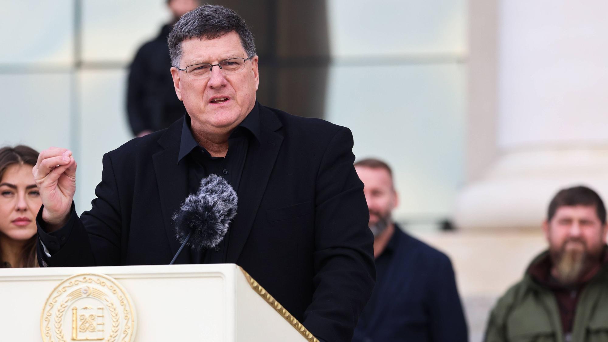 Der ehemalige US-Geheimdienstoffizier und verurteilte Sexualstraftäter Scott Ritter bei seiner Rede in Grosny. Im Hintergrund ist Ramsan Kadyrow zu sehen.