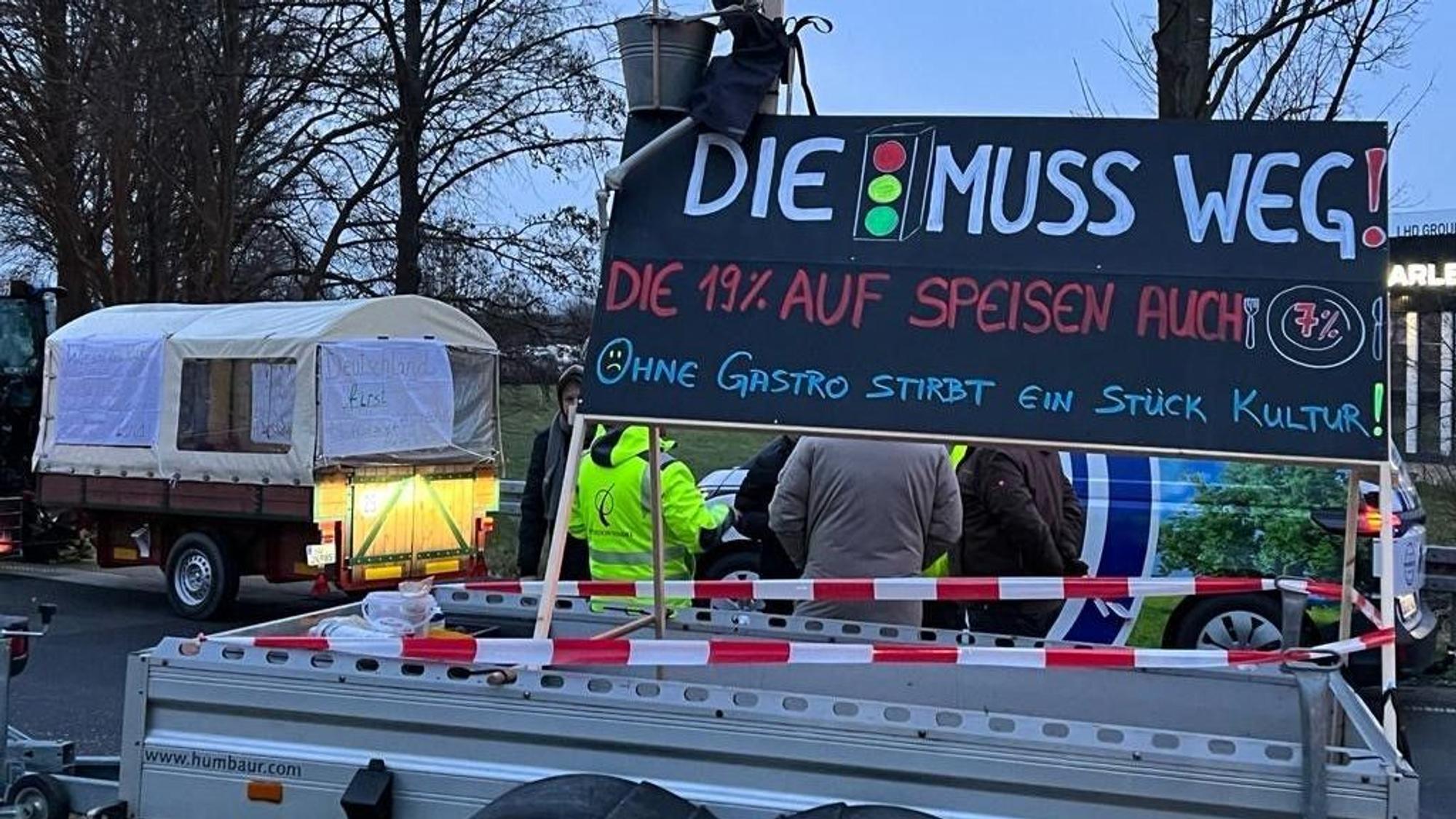 Es gibt auch Proteste gegen die Mehrwertsteuererhöhung in der Gastronomie.