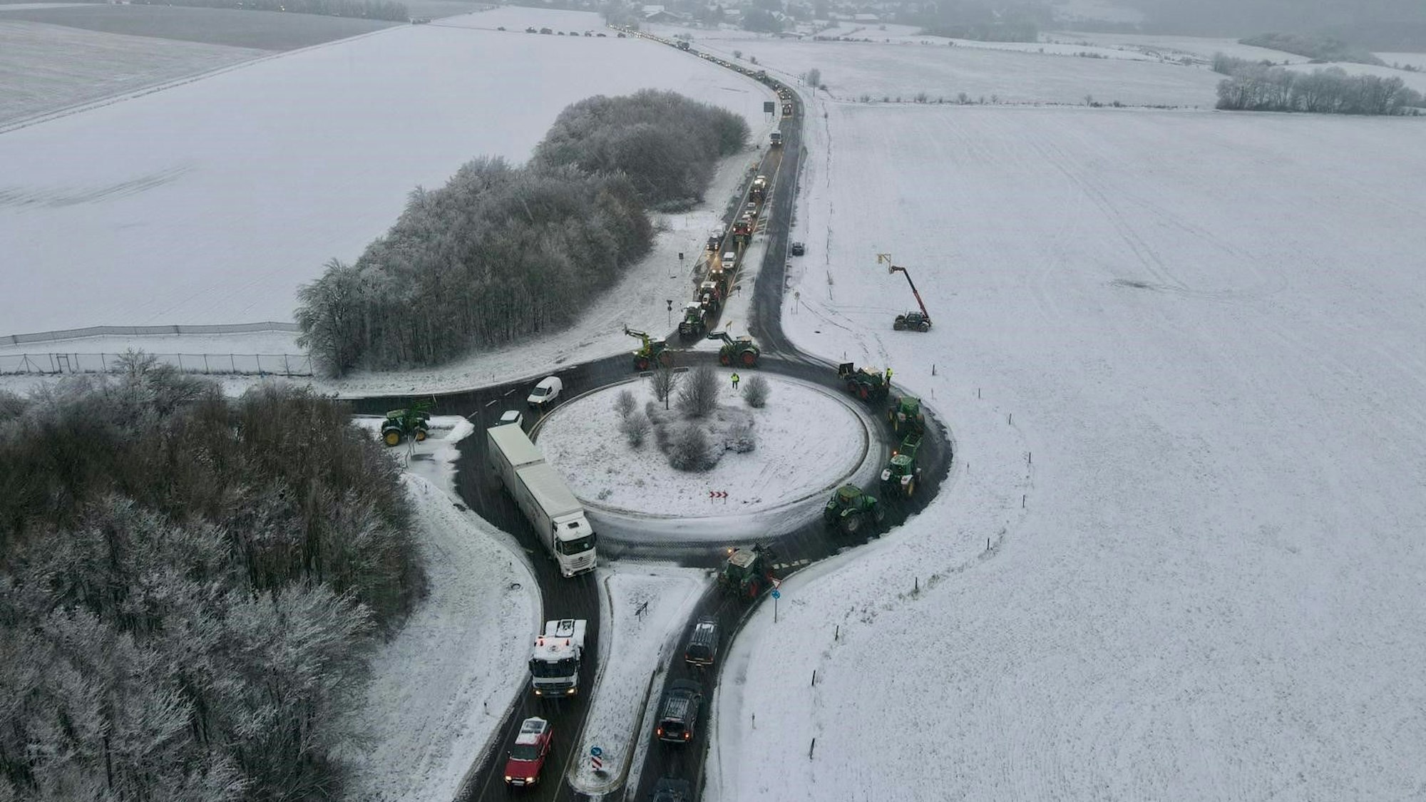 Demonstration der Landwirte auf der B51.