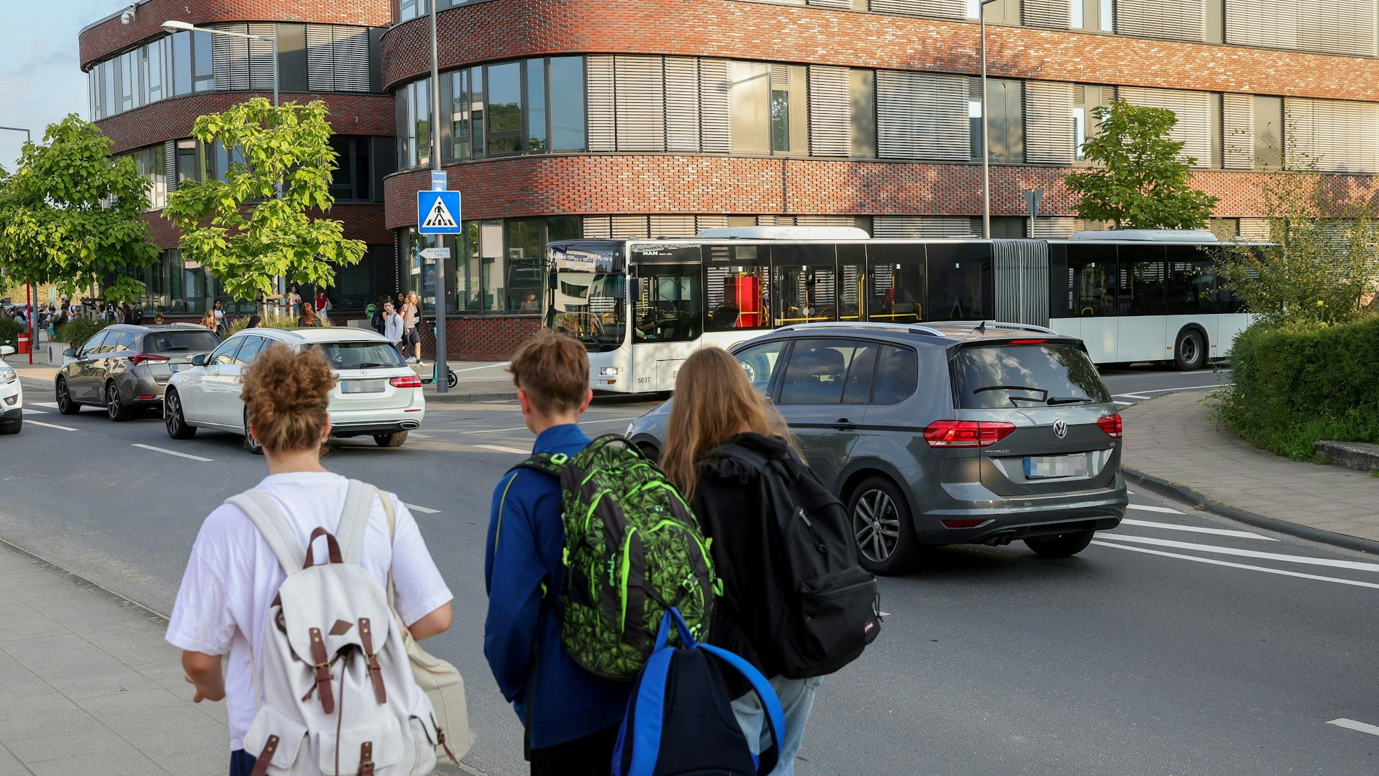 Die morgendliche Verkehrssituation am Girlitzweg auf Höhe der Gesamtschule Wasseramselweg.