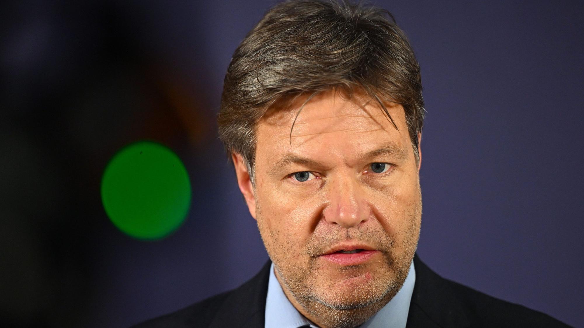 Robert Habeck (Bündnis 90/Die Grünen) hat Verständnis für den Protest der Bauern, sieht aber eine Grenzüberschreitung. Sorgen machen ihm aber vor allem Demonstranten, die den Bauern-Protest vereinnahmen.