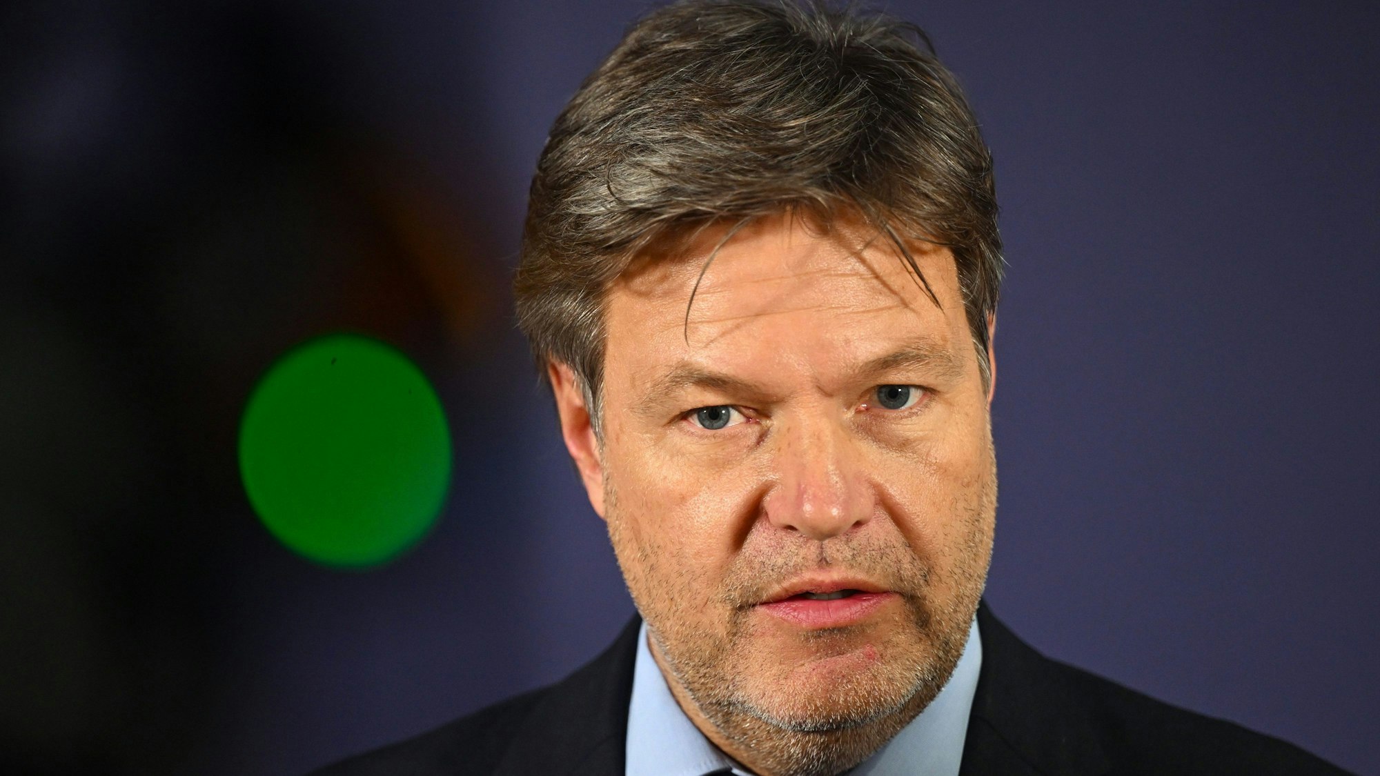 Robert Habeck (Bündnis 90/Die Grünen) hat Verständnis für den Protest der Bauern, sieht aber eine Grenzüberschreitung. Sorgen machen ihm aber vor allem Demonstranten, die den Bauern-Protest vereinnahmen.