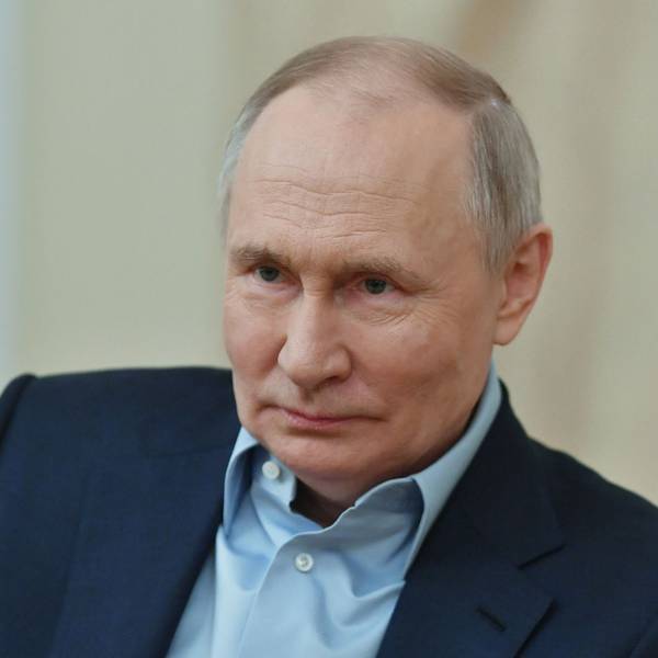 Eine Nahaufnahme des russischen Präsidenten Vladimir Putin. Er trägt einen Anzug und ein hellblaues Hemd.