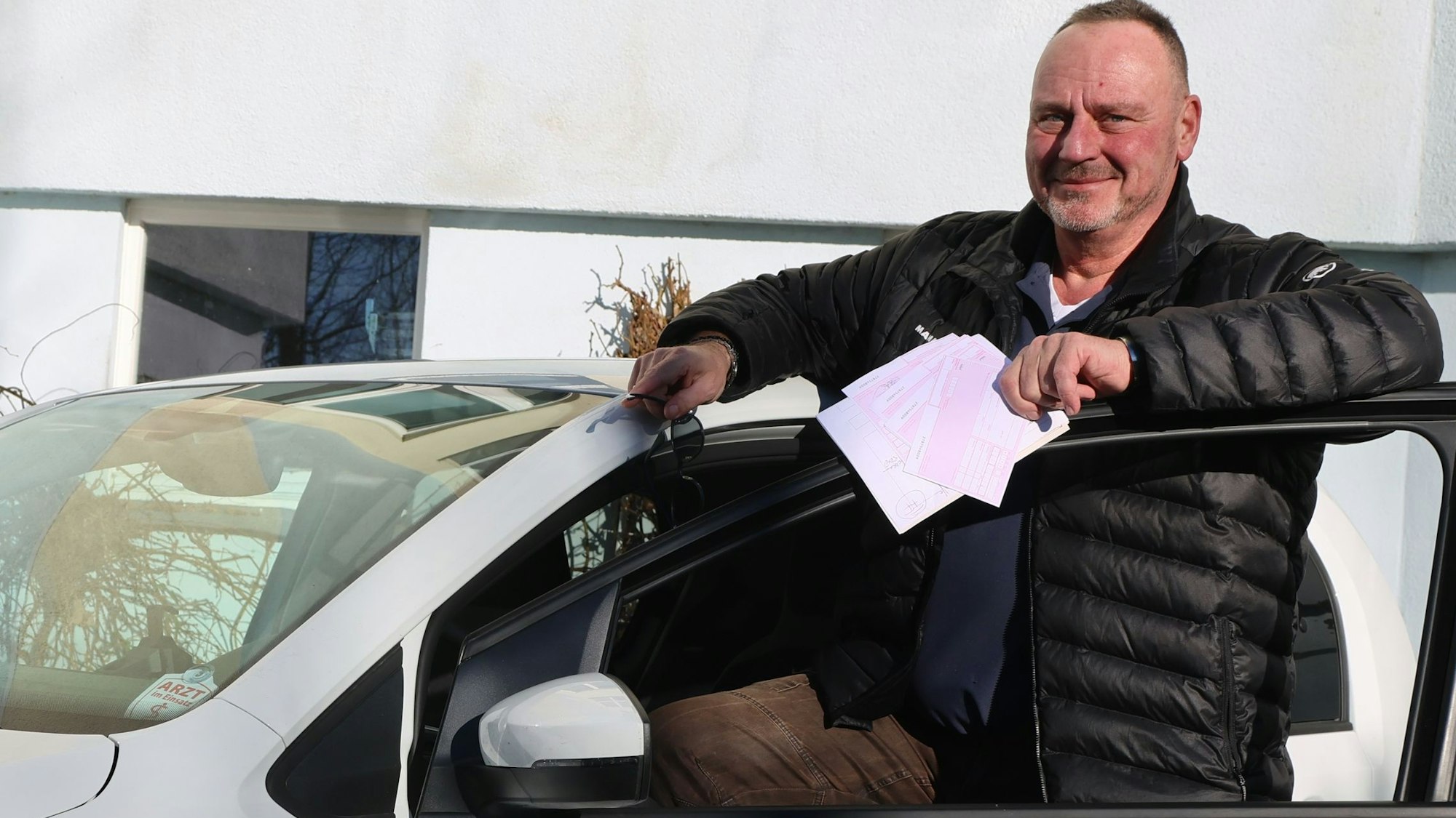 Als Landarzt ist Dirk Feuerstein aus Waldbröl viel unterwegs. Eine Möglichkeit, E-Rezepte auszustellen, hat er bei seinen Fahrten zu Hausbesuchen nicht. Unser Foto zeigt ihn an seinem Dienstauto.