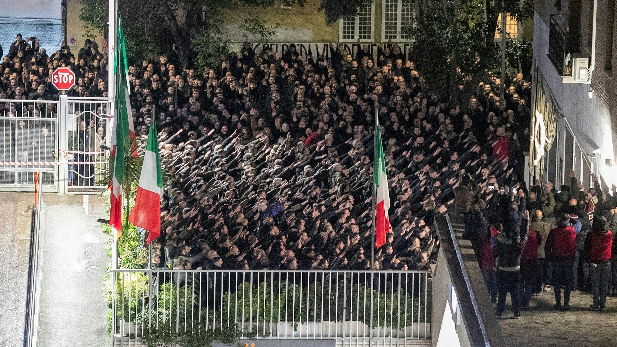 Menschen zeigen den verbotenen faschistischen Gruß während einer Kundgebung am Jahrestag der sogenannten Acca-Larentia-Morde in Rom. In Italien sorgen Videos von einer neofaschistischen Versammlung in Rom für Aufregung.