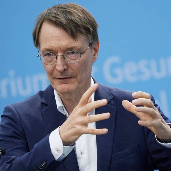 Karl Lauterbach (SPD), Bundesgesundheitsminister, trägt einen blauen Anzug.