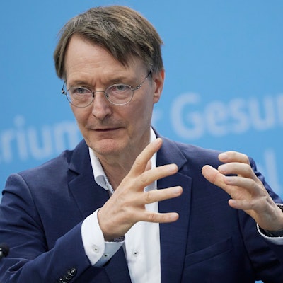 Karl Lauterbach (SPD), Bundesgesundheitsminister, trägt einen blauen Anzug.