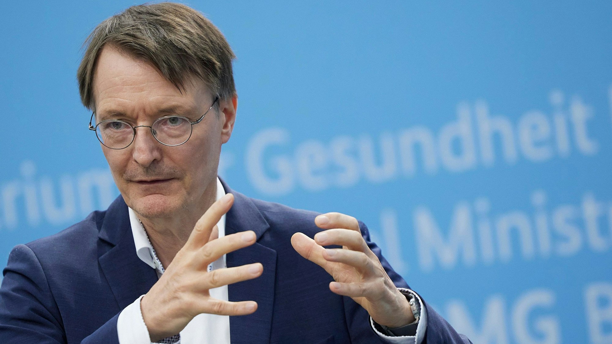 Karl Lauterbach (SPD), Bundesgesundheitsminister, trägt einen blauen Anzug.