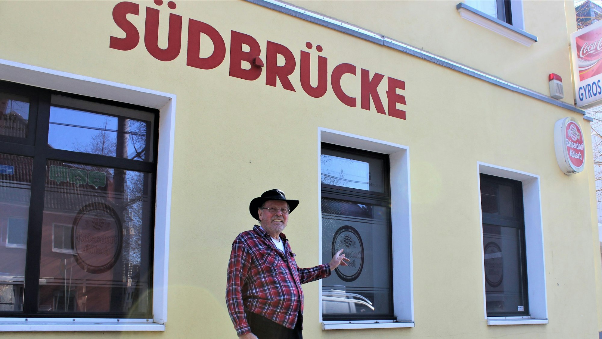 Immo Mikloweit zeigt an der heutigen Pension „Südbrücke“, wo einst der belgische Panzer unsanft parkte.