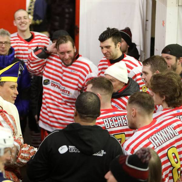 Der Kölner Karnevalsprinz Sascha I. (Klupsch) inmitten seiner Eishockey-Kollegen vom EHC Troisdorf.