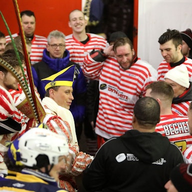 Der Kölner Karnevalsprinz Sascha I. (Klupsch) inmitten seiner Eishockey-Kollegen vom EHC Troisdorf.