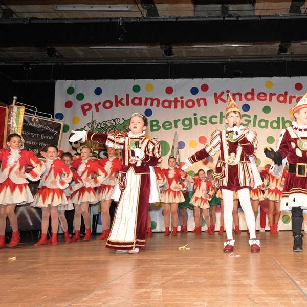 Endlich im Ornat: Prinz Anton I., Bauer Miguel und Jungfrau Paulina, das frisch proklamierte Gladbacher Kinderdreigestirn.