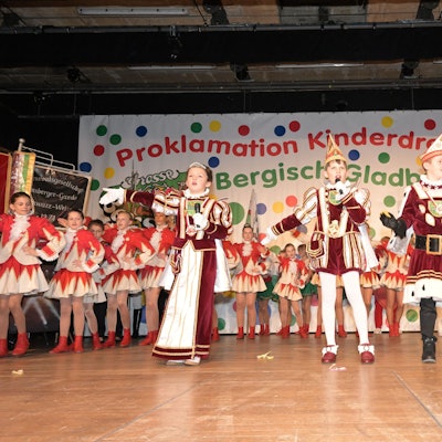 Endlich im Ornat: Prinz Anton I., Bauer Miguel und Jungfrau Paulina, das frisch proklamierte Gladbacher Kinderdreigestirn.