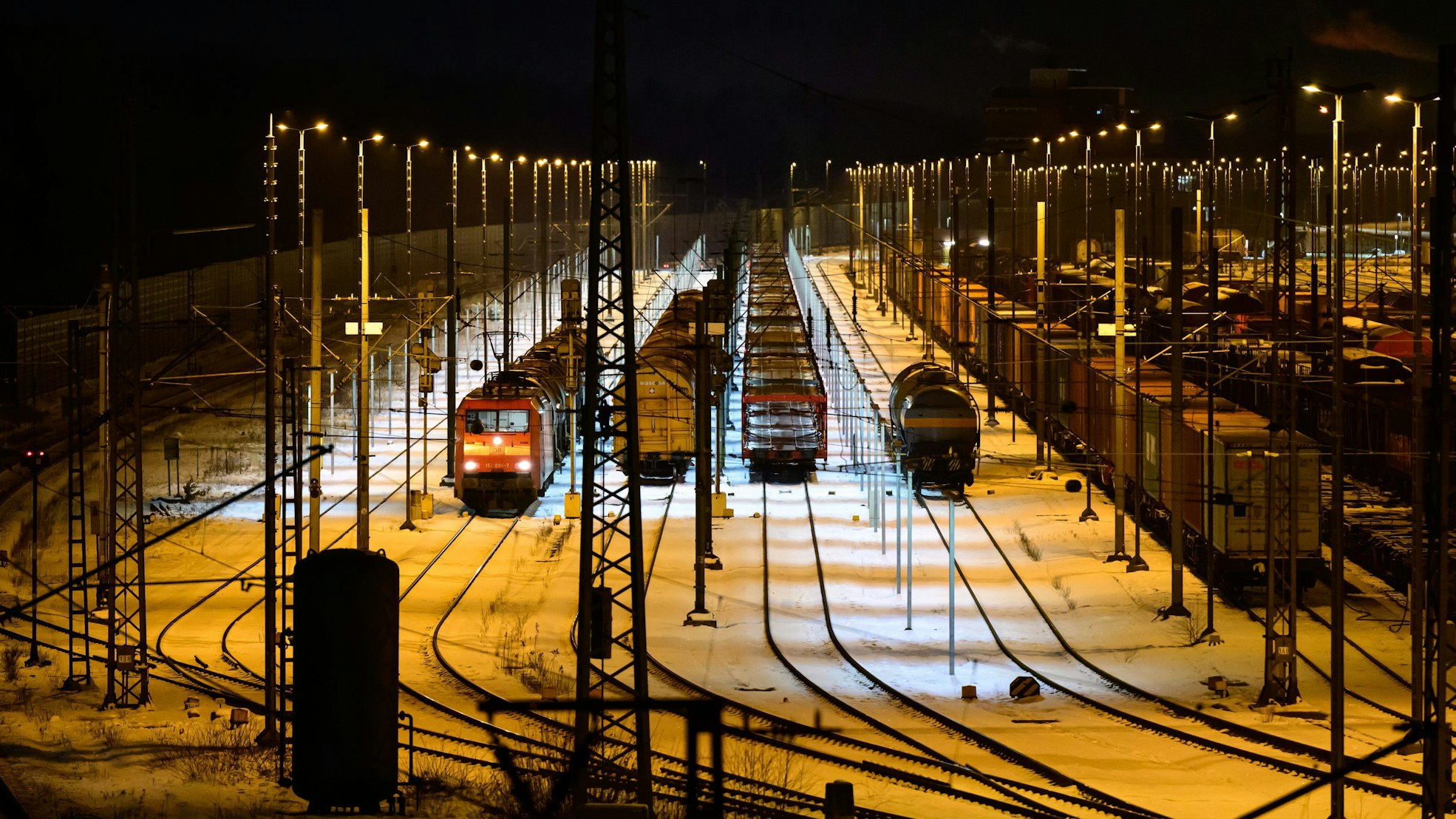 09.01.2024, Niedersachsen, Maschen: Güterzüge stehen auf dem Gelände vom Rangierbahnhof Maschen.