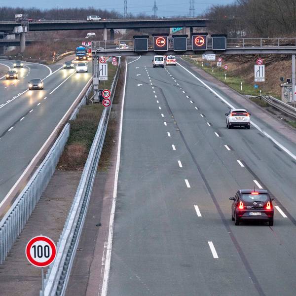 Autos fahren auf einer Autobahn.