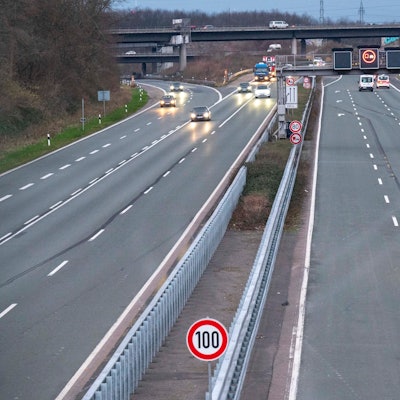Autos fahren auf einer Autobahn.