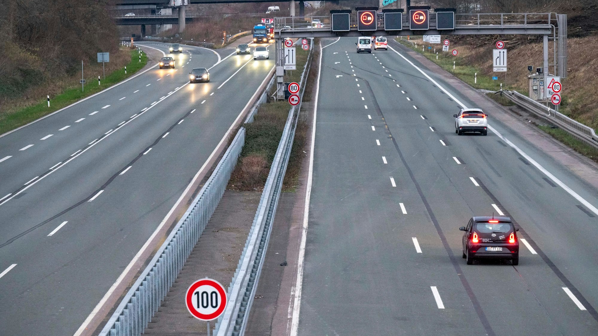 Autos fahren auf einer Autobahn.