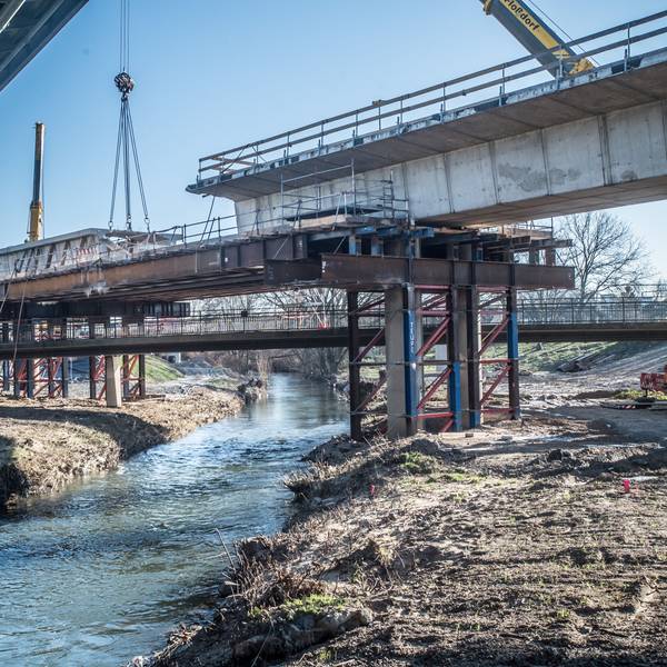 Der Abbruch im Spaghettiknoten ist im Gange: An der Hochstraße wird die alte Abfahrt über der Dhünn heruntergehoben.