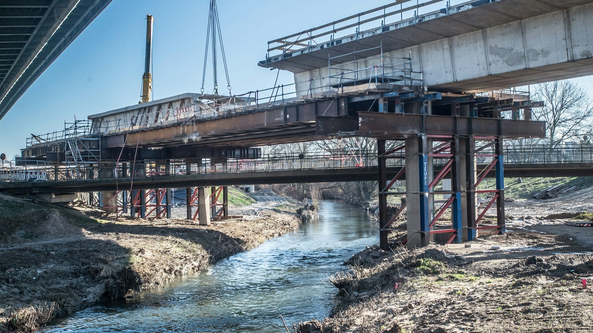 Der Abbruch im Spaghettiknoten ist im Gange: An der Hochstraße wird die alte Abfahrt über der Dhünn heruntergehoben.